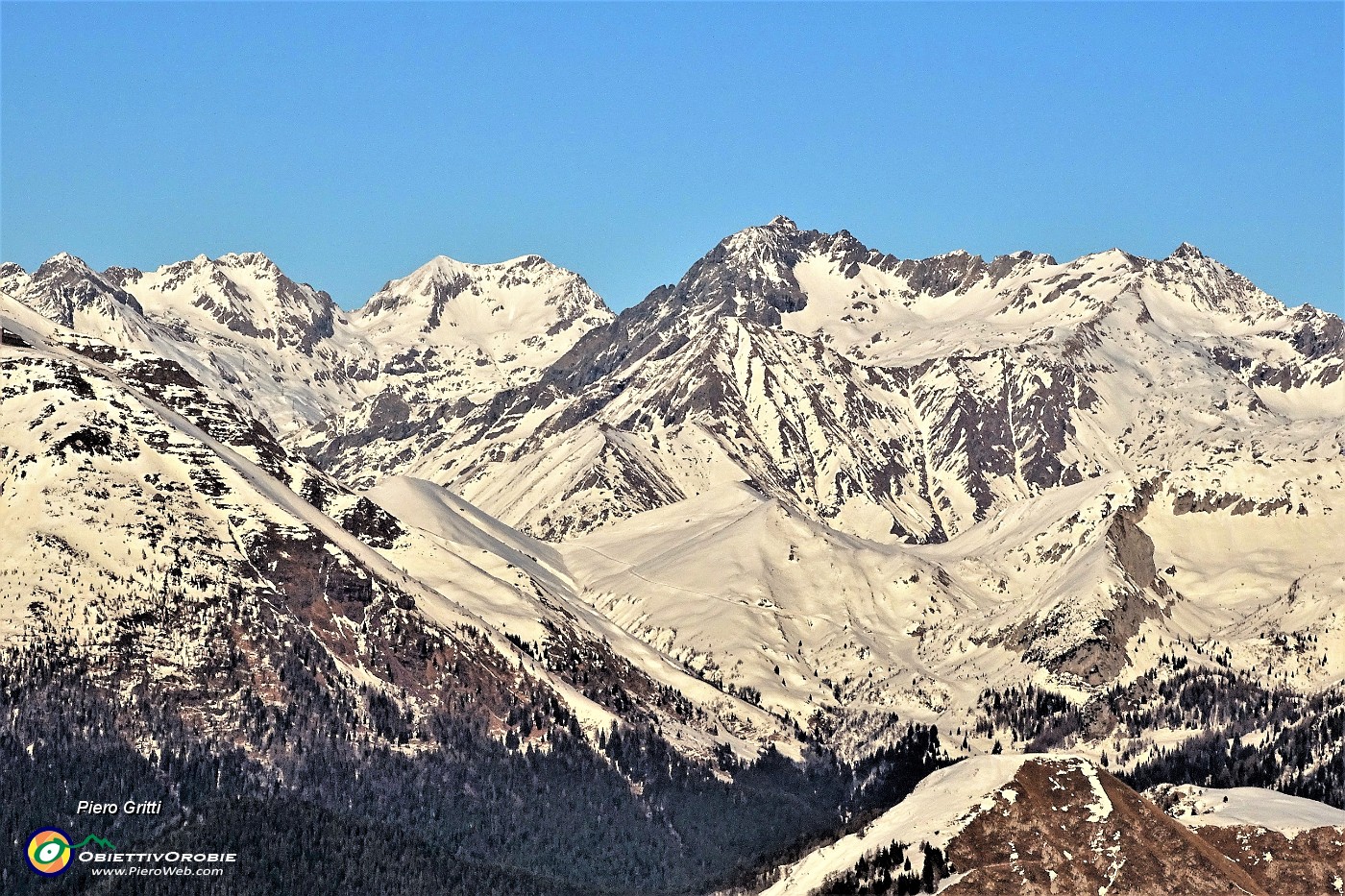 75 Sguardo allo zoom verso i Giganti Orobici, Torena, Recastello, Tre Confini, Gleno.JPG